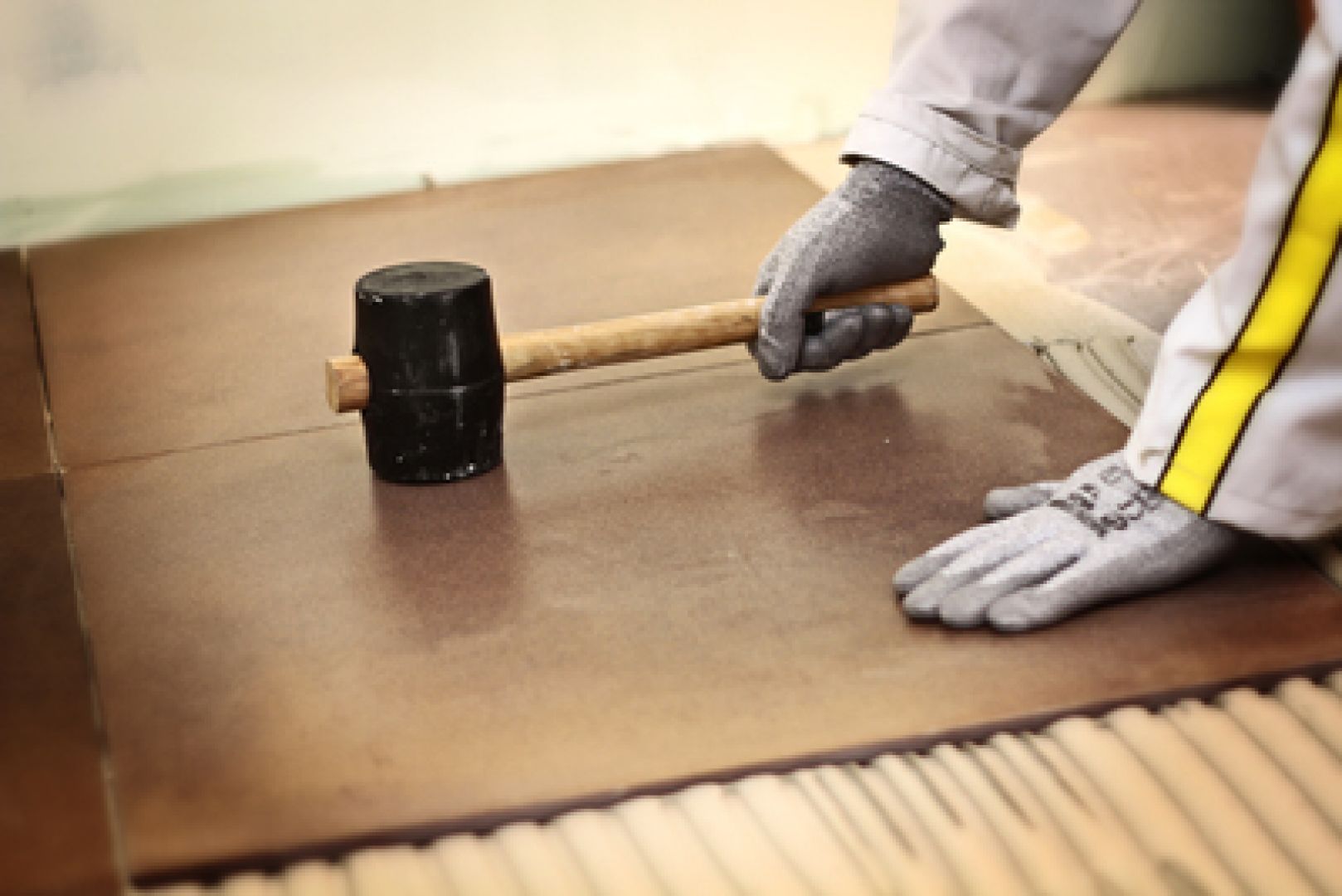 Cách dùng ke, nêm cân bằng khi ốp tường để đạt độ chính xác cao