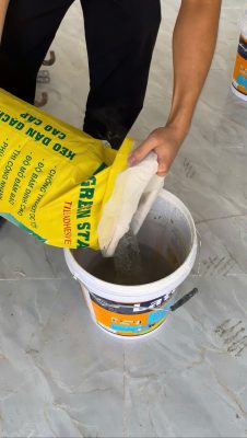 Pha trộn keo dán gạch đúng theo hướng dẫn của nhà sản xuất để không làm ảnh hưởng đến chất lượng keo dán gạch
