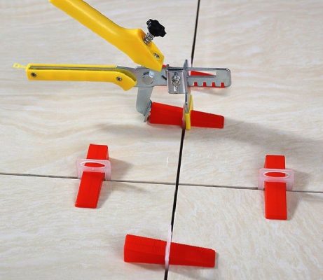 Cách dùng ke, nêm cân bằng khi ốp tường để đạt độ chính xác cao