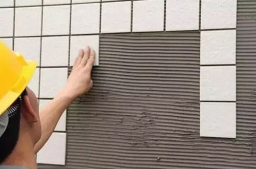 So sánh keo dán gạch với xi măng